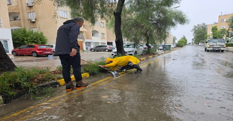 LTB: "Lefkoşa bölgesinde 17 devrilen ağaç, 2 kanalizasyon taşması ve 1 elektrik direği devrilmesi ..."