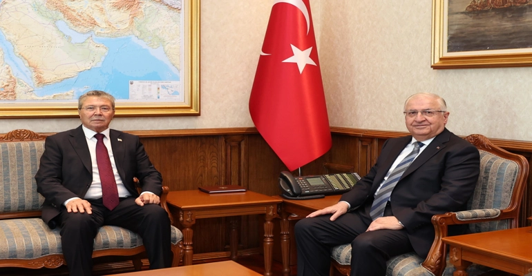 Başbakan Ünal Üstel, Türkiye Cumhuriyeti Milli Savunma Bakanı Yaşar Güler'le bir araya geldi.